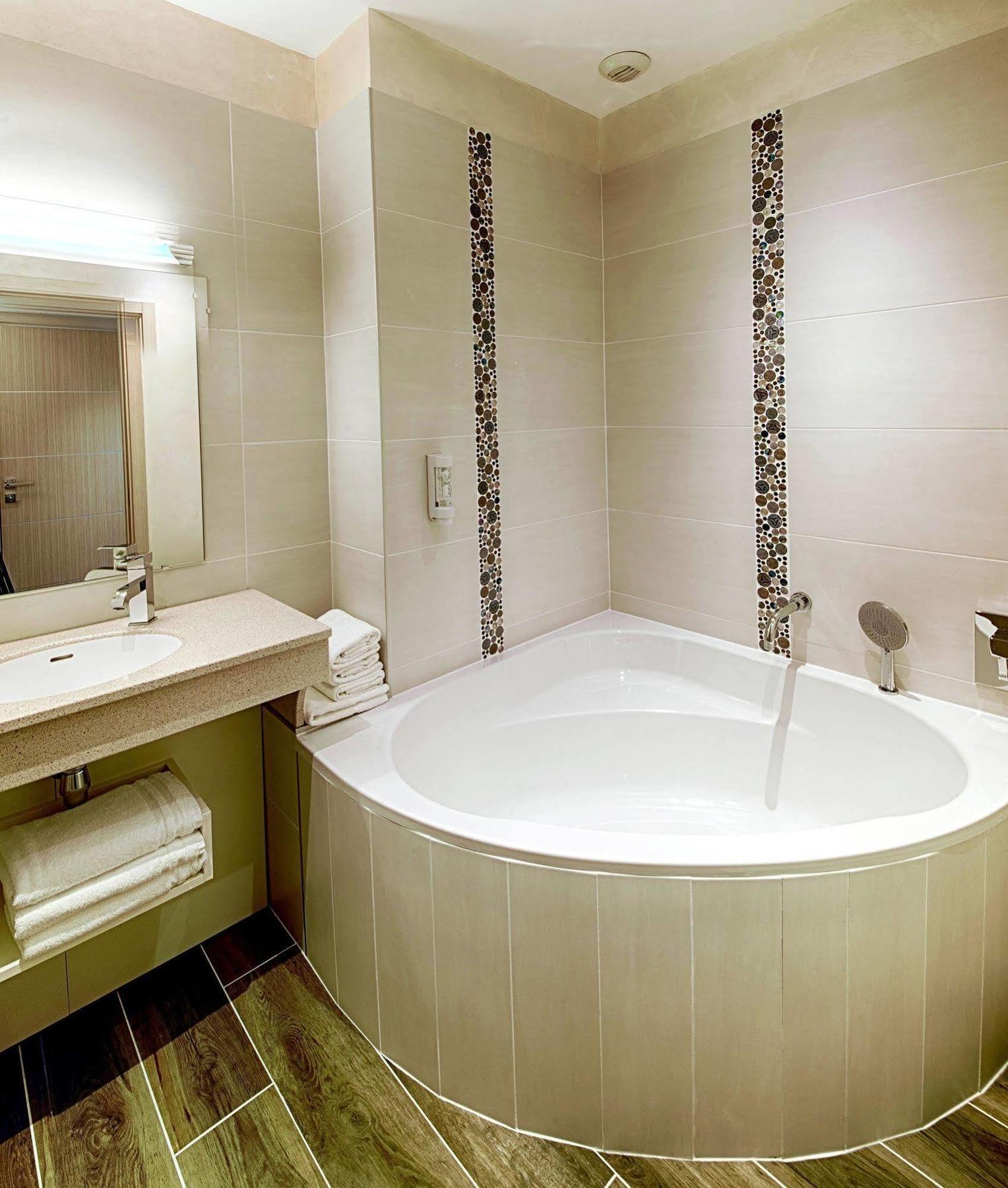 Hotel Le Val Moret Magnant 外观 照片